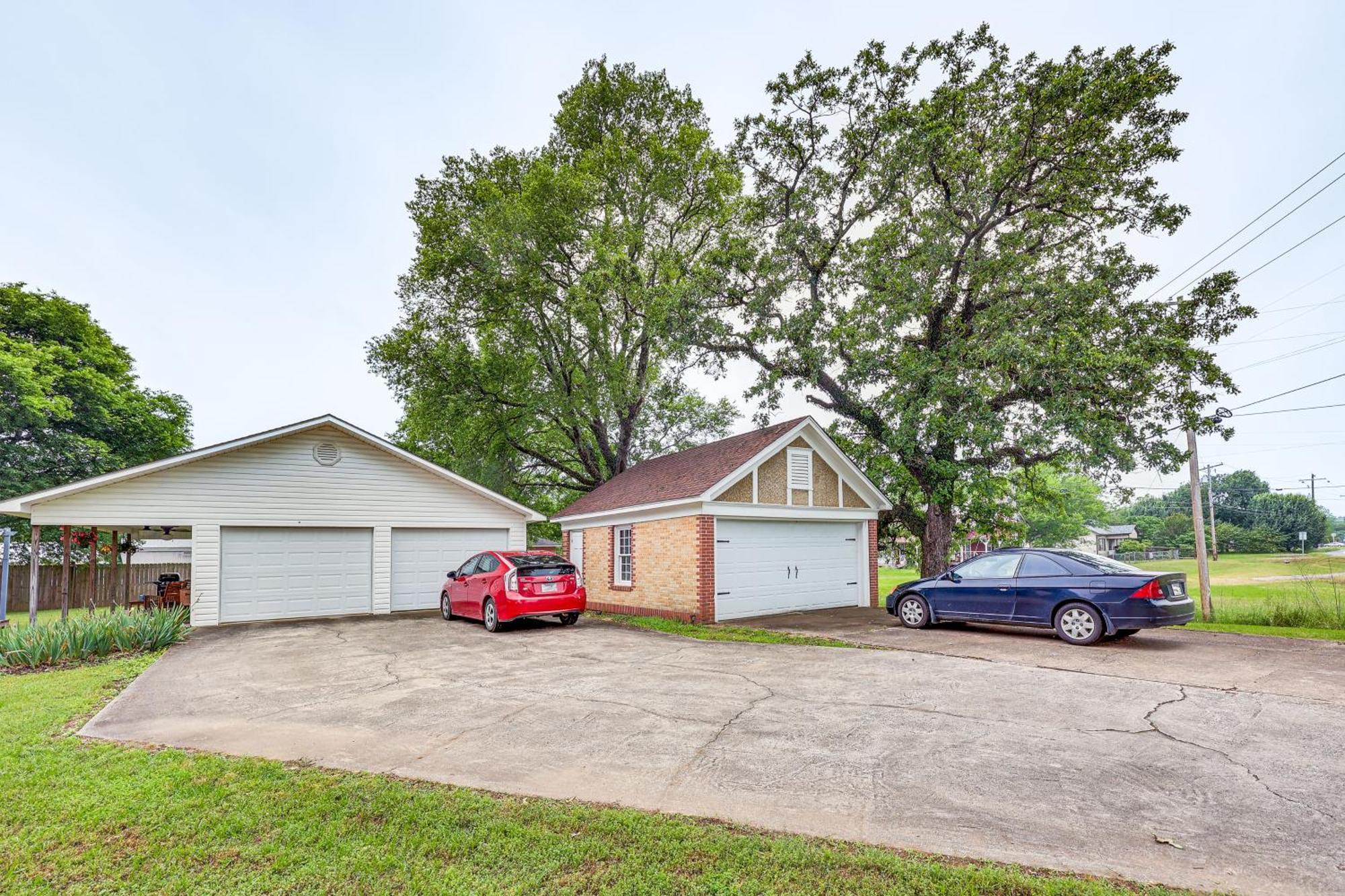 Delightful Retreat With Fireplace And Large Yard! Exterior foto