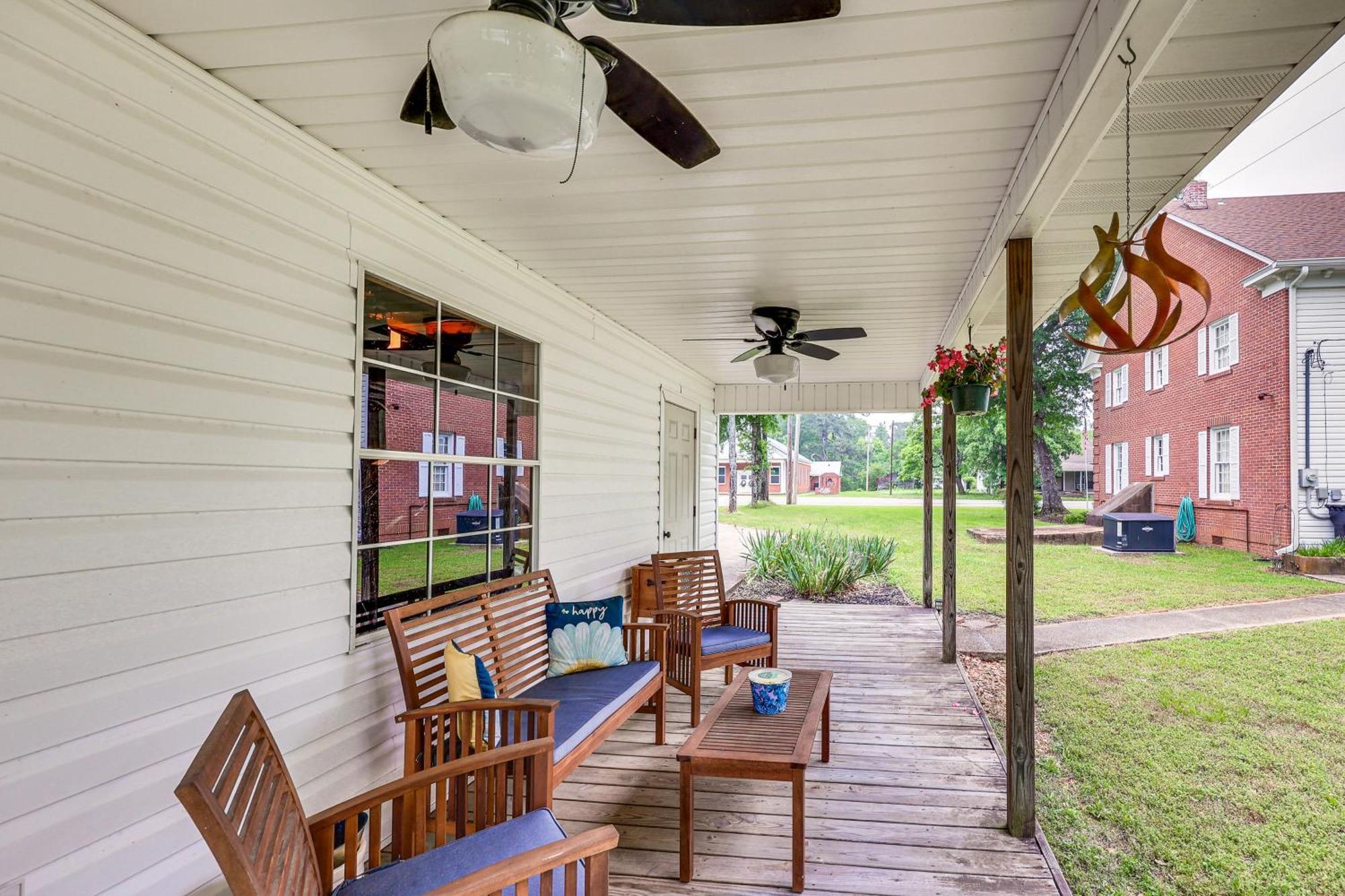 Delightful Retreat With Fireplace And Large Yard! Exterior foto