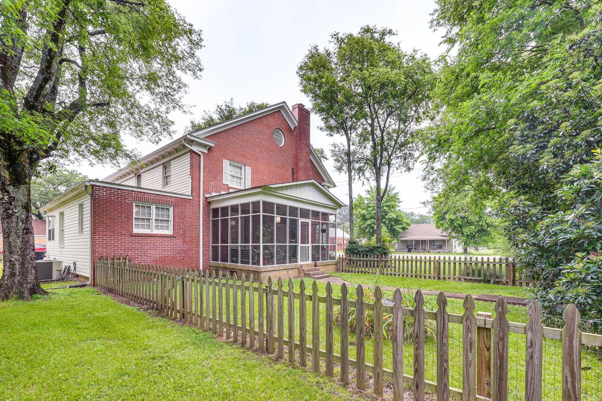Delightful Retreat With Fireplace And Large Yard! Exterior foto