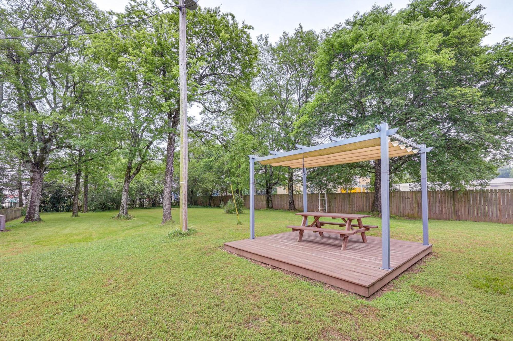 Delightful Retreat With Fireplace And Large Yard! Exterior foto