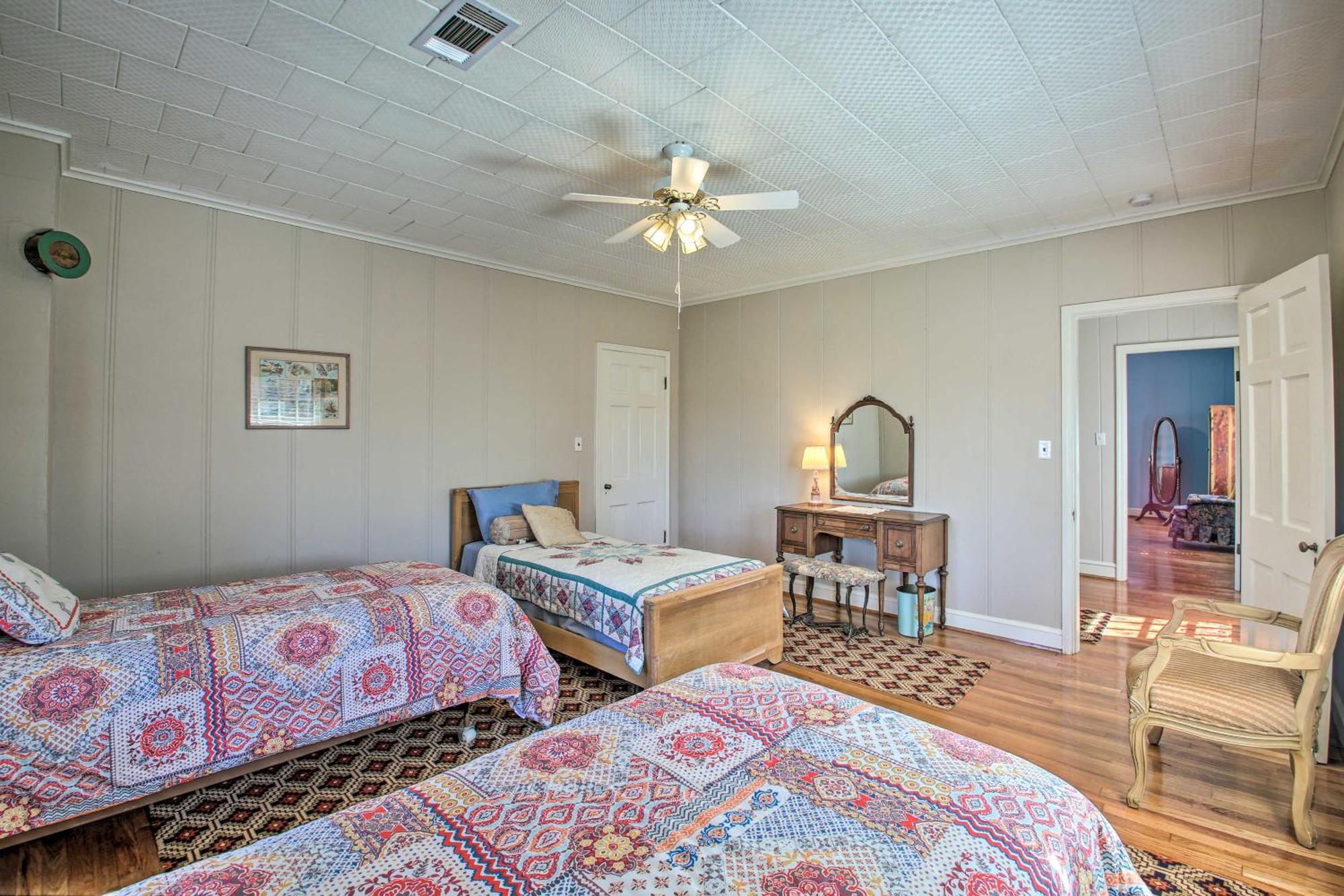 Delightful Retreat With Fireplace And Large Yard! Exterior foto