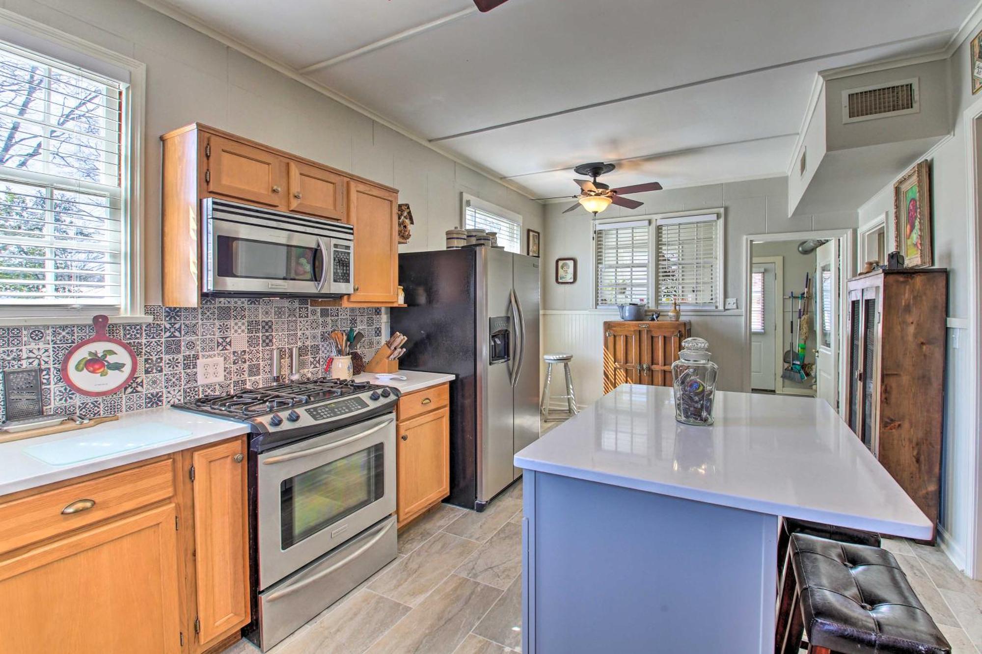 Delightful Retreat With Fireplace And Large Yard! Exterior foto
